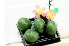 草長(zhǎng)鶯飛二月天，拂堤楊柳醉春煙。青團(tuán)美味人人愛，機(jī)器生產(chǎn)高效又衛(wèi)生